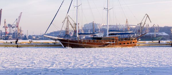 Tàu hải quân Ukraina tại Odessa đông cứng trong băng Tàu hải quân Ukraina tại Odessa đông cứng trong băng - Sputnik Việt Nam