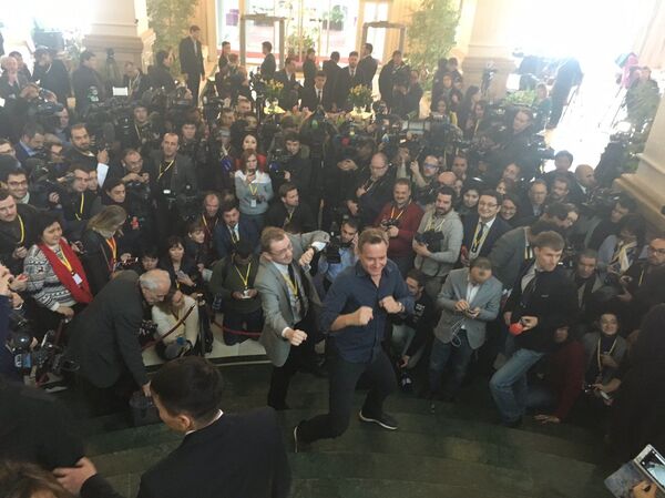 Các nhà báo ẩu đả trong quá trình đàm phán về Syria tổ chức chụp hình tự sướng - Sputnik Việt Nam