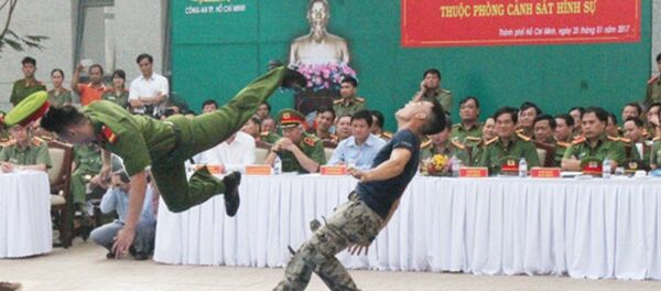 Một pha biểu diễn tấn công tội phạm của cảnh sát hình sự đặc nhiệm - Sputnik Việt Nam