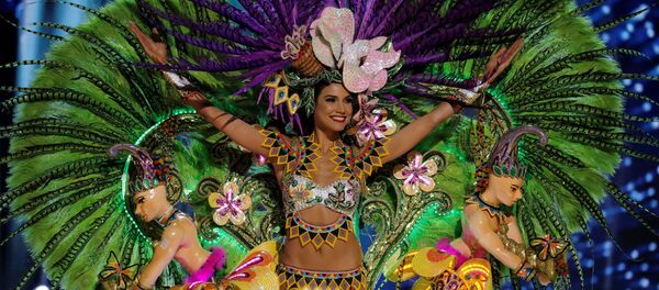 Người tham gia cuộc thi Hoa hậu Hoàn vũ đến từ Panama trong trang phục dân tộc - Sputnik Việt Nam