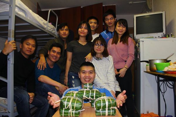 Bánh chưng do các bạn sinh viên tự gói - Sputnik Việt Nam