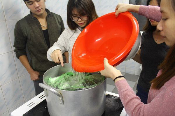 Các bạn sinh viên gói bánh chưng - Sputnik Việt Nam
