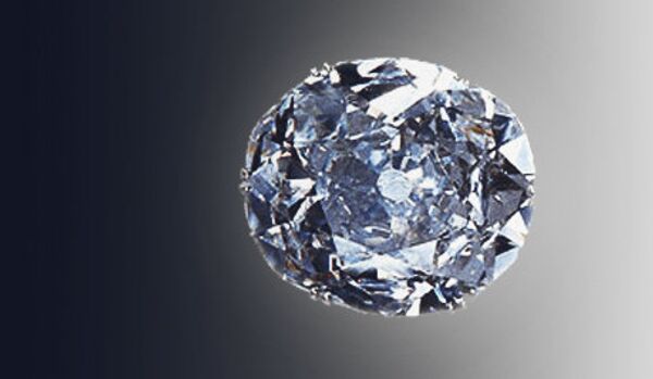 Năm 1852, Koh-i-Noor đã được cắt lại để có trọng lượng hiện tại là 105 carat (so với trọng lượng ban đầu là 186 carat). Năm 1852, Koh-i-Noor đã được cắt lại để có trọng lượng hiện tại là 105 carat (so với trọng lượng ban đầu là 186 carat). - Sputnik Việt Nam