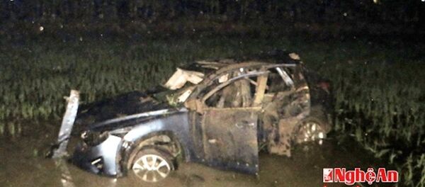 Ôtô bốn chỗ lao xuống rộng sau khi bị tàu hỏa tông. - Sputnik Việt Nam