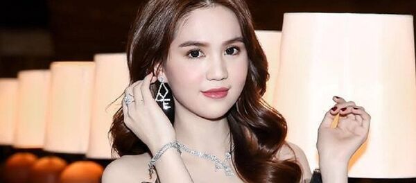 Món quà gây xôn xao nhất là bộ trang sức kim cương được đặt thiết kế riêng, vừa là chữ AYE (Anh yêu em), vừa là tên viết tắt của Ngọc Trinh (NT). Bộ trang sức gồm một dây chuyền, hoa tai, vòng tay và nhẫn. Người mẫu đã hai lần đeo bộ này đi sự kiện. - Sputnik Việt Nam