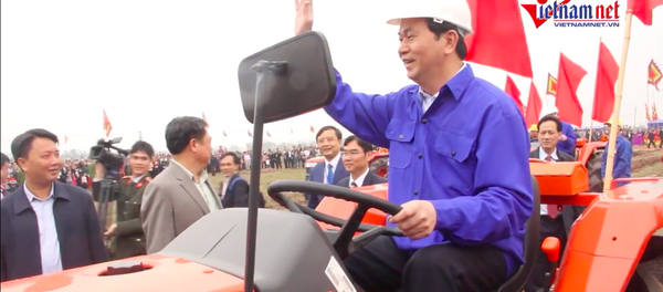 Chủ tịch nước lái máy cày ở lễ hội Tịch Điền - Sputnik Việt Nam