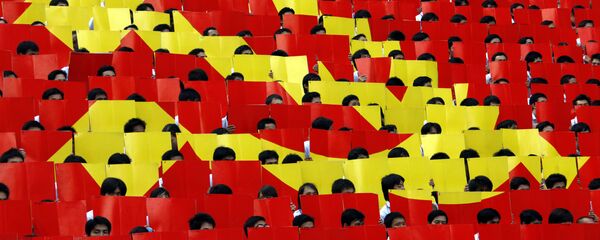 Sinh viên cầm những lá cờ nhỏ tạo thành cờ Đảng Cộng sản Việt Nam, thành phố Hồ Chí Minh - Sputnik Việt Nam