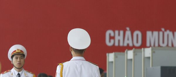 Quân nhân trên nền cờ Đảng Cộng sản Việt Nam - Sputnik Việt Nam