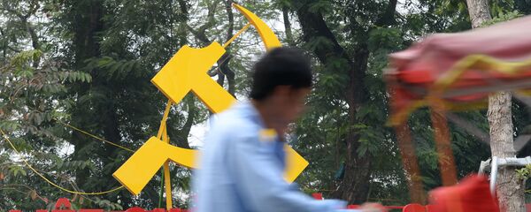 Người đi xe đạp trên đường phố Hà Nội, trước lễ kỷ niệm 87 năm Đảng cầm quyền của Việt Nam - Sputnik Việt Nam