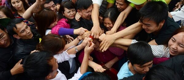 Người dân cướp lộc ở lễ hội chùa Hương - Sputnik Việt Nam