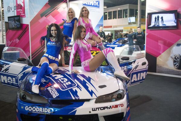 Những người mẫu trong triển lãm Motorsport Expo tại Trung tâm Văn hóa & Triển lãm Sokolniki ở  Matxcơva - Sputnik Việt Nam