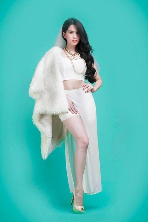 Ngọc Trinh tạo dáng rất đẹp song khi xem bức hình, nhiều người phải đặt câu hỏi khi thấy cô chỉ đứng trên 1 chân - Sputnik Việt Nam