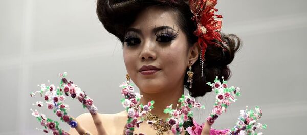 Người mẫu trình diễn tại cuộc thi làm tóc và trang điểm nghệ thuật ở Kuala Lumpur. - Sputnik Việt Nam