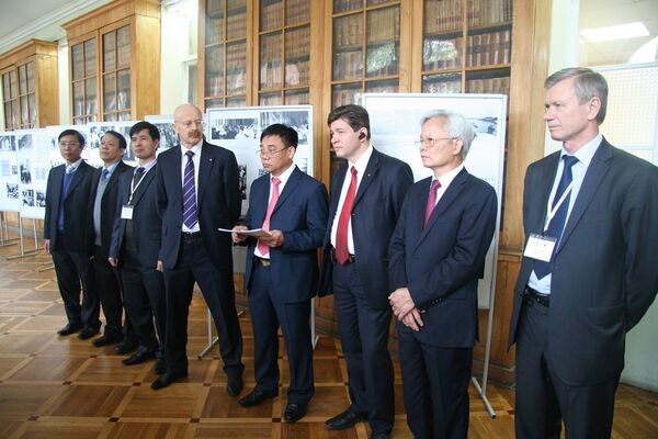 Khai mạc triển lãm Hồ Chí Minh và nước Nga tại Trường đại học tổng hợp quốc gia St Petersburg Khai mạc triển lãm Hồ Chí Minh và nước Nga tại Trường đại học tổng hợp quốc gia St Petersburg - Sputnik Việt Nam