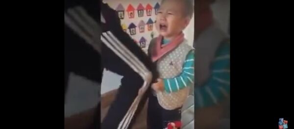 Hà Nội: Xử “mạnh tay” 2 cô giáo mầm non đánh học sinh bằng dép Hà Nội: Xử “mạnh tay” 2 cô giáo mầm non đánh học sinh bằng dép - Sputnik Việt Nam