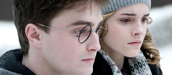 Daniel Radcliffe đóng vai Harry Potter và Emma Watson đóng vai Hermione Granger - Sputnik Việt Nam
