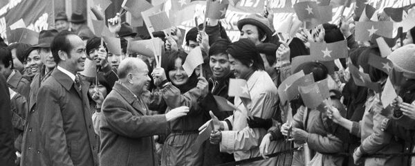 Trường Chinh và sinh viên Việt Nam đang học tại các trường đại học Moskva, Liên Xô - Sputnik Việt Nam