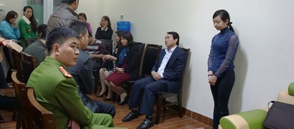 Cơ quan chức năng làm việc với đại diện nhà trường và cô giáo đã đánh cháu bé. Cơ quan chức năng làm việc với đại diện nhà trường và cô giáo đã đánh cháu bé. - Sputnik Việt Nam