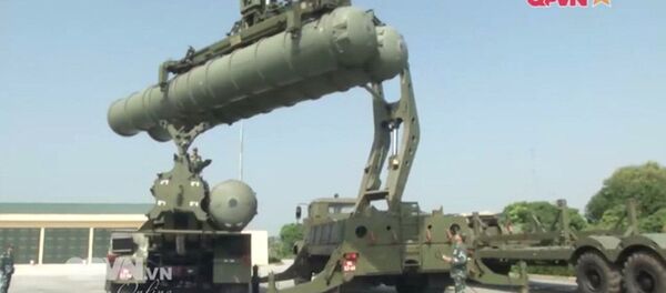 Huấn luyện nạp đạn cho xe mang phóng tự hành 5P85 của tổ hợp S-300 Huấn luyện nạp đạn cho xe mang phóng tự hành 5P85 của tổ hợp S-300 - Sputnik Việt Nam