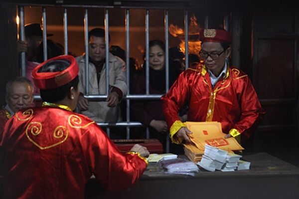 Trắng đêm chờ xin ấn đền Trần Trắng đêm chờ xin ấn đền Trần - Sputnik Việt Nam