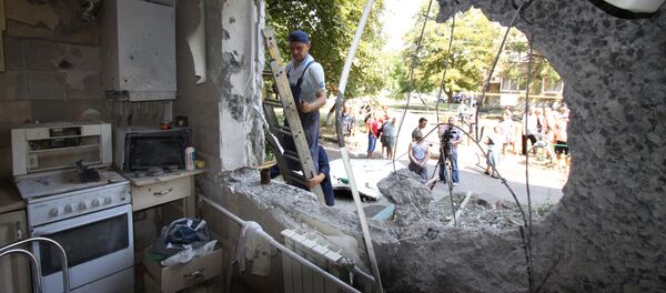 Một trong những căn hộ bị phá hủy trong tòa nhà năm tầng ở Yasinovataya ở Donbass, bị quân đội Ukraine bắn trúng  trong đợt pháo kích vào thành phố - Sputnik Việt Nam
