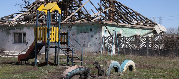 Những ngôi nhà bị phá hủy ở làng Spartak trong khu vực Donetsk - Sputnik Việt Nam