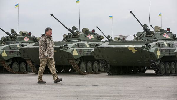 Ukrainian President Petro Poroshenko attends a ceremony to hand over weapons and military vehicles to servicemen of the Ukrainian armed forces in Chuhuiv outside Kharkiv, Ukraine, October 15, 2016 - Sputnik Việt Nam