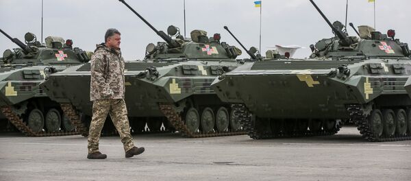 Ukrainian President Petro Poroshenko attends a ceremony to hand over weapons and military vehicles to servicemen of the Ukrainian armed forces in Chuhuiv outside Kharkiv, Ukraine, October 15, 2016 - Sputnik Việt Nam