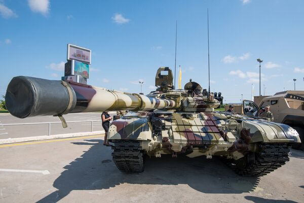 Xe tăng T-72 cải tiến được trưng bày tại Triển lãm Công nghiệp Quốc phòng Azerbaijan ADEX 2016 ở Baku - Sputnik Việt Nam