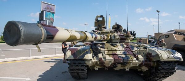 Xe tăng T-72 cải tiến được trưng bày tại Triển lãm Công nghiệp Quốc phòng Azerbaijan ADEX 2016 ở Baku - Sputnik Việt Nam