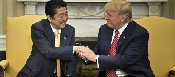 Tổng thống Trump và Thủ tướng Abe Tổng thống Trump và Thủ tướng Abe - Sputnik Việt Nam