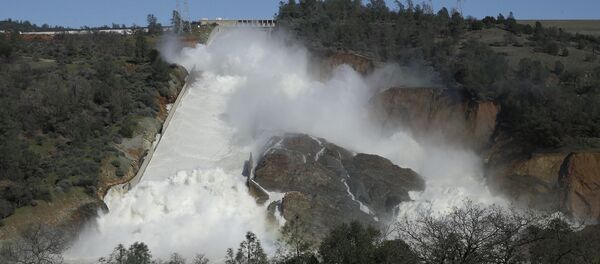In this Saturday, Feb. 11, 2017, water flows down Oroville Dam's main spillway near Oroville, Calif. - Sputnik Việt Nam