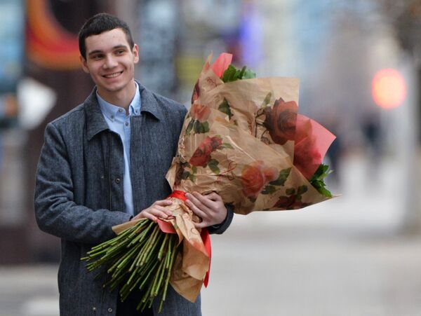 Người đàn ông cùng bó hoa Người đàn ông cùng bó hoa - Sputnik Việt Nam
