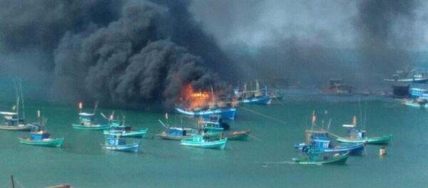 Cảnh tàu câu mực đột nhiên bốc cháy Cảnh tàu câu mực đột nhiên bốc cháy - Sputnik Việt Nam