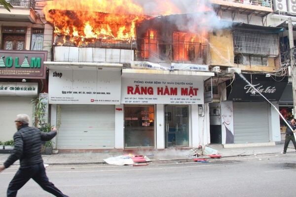 Khói bao trùm các ngôi nhà lân cận - Sputnik Việt Nam