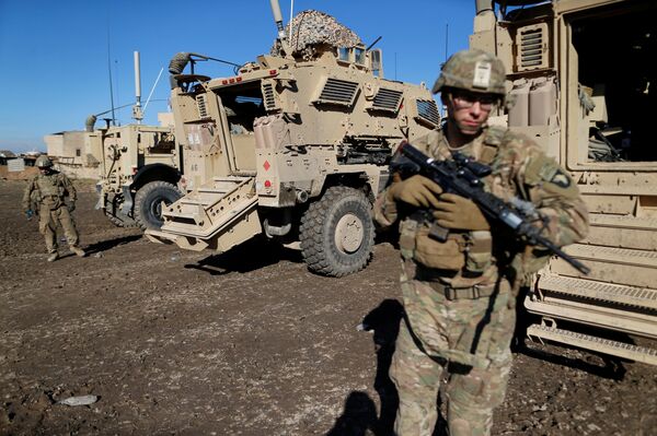 US. army soldiers stand next a military vehicle in the town of Bartella, east of Mosul, Iraq, December 27, 2016 US. army soldiers stand next a military vehicle in the town of Bartella, east of Mosul, Iraq, December 27, 2016 - Sputnik Việt Nam