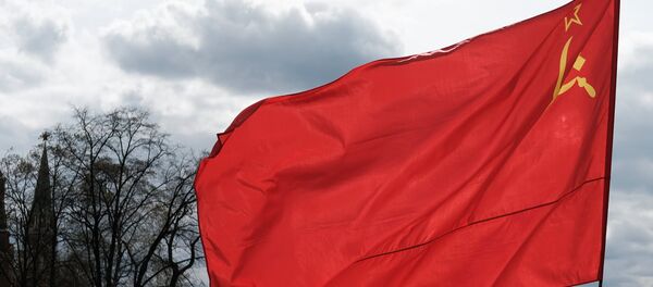A man with a flag of the Union of Soviet Socialist Republics on Manezhnaya Square in Moscow. A man with a flag of the Union of Soviet Socialist Republics on Manezhnaya Square in Moscow. - Sputnik Việt Nam