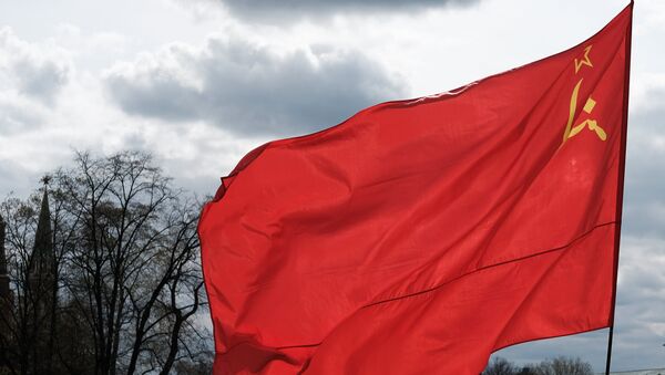 A man with a flag of the Union of Soviet Socialist Republics on Manezhnaya Square in Moscow. - Sputnik Việt Nam