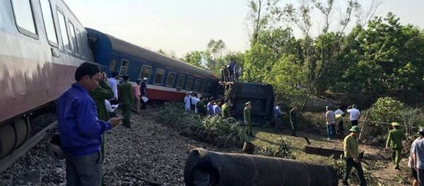 Tàu hoả đâm xe tải, lật khỏi đường ray - Sputnik Việt Nam