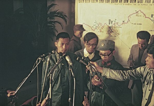 Cuộc họp báo tại Hà Nội sau chiến thắng của Việt Nam trong một cuộc xung đột vũ trang với Trung Quốc. Tù binh Li Fu, lính Đại đội 7 Tiểu đoàn 3 Trung đoàn Tăng trả lời câu hỏi của các phóng viên. - Sputnik Việt Nam