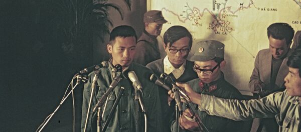 Cuộc họp báo tại Hà Nội sau chiến thắng của Việt Nam trong một cuộc xung đột vũ trang với Trung Quốc. Tù binh Li Fu, lính Đại đội 7 Tiểu đoàn 3 Trung đoàn Tăng trả lời câu hỏi của các phóng viên. - Sputnik Việt Nam