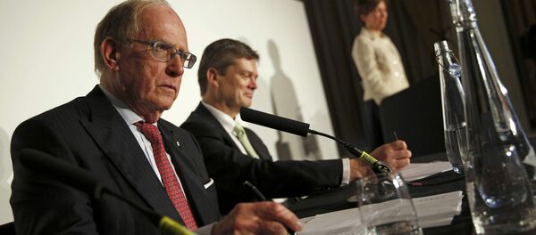 Lawyer Richard McLaren (L) takes questions after delivering his second and final part of a report for the World Anti-Doping Agency (WADA), at a news conference in London, Britain December 9, 2016 - Sputnik Việt Nam