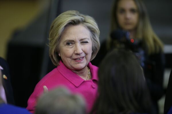 Democratic presidential candidate Hillary Clinton winks at a supporter after speaking at a campaign rally at the Iowa State Historical Museum in Des Moines, Iowa Democratic presidential candidate Hillary Clinton winks at a supporter after speaking at a campaign rally at the Iowa State Historical Museum in Des Moines, Iowa - Sputnik Việt Nam