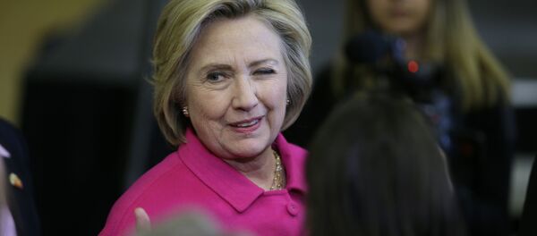 Democratic presidential candidate Hillary Clinton winks at a supporter after speaking at a campaign rally at the Iowa State Historical Museum in Des Moines, Iowa - Sputnik Việt Nam