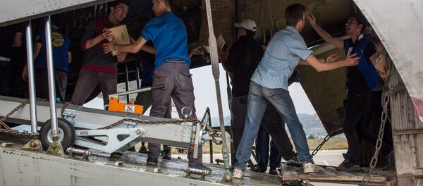 Các quân nhân Nga phát viện trợ nhân đạo cho cư dân Latakia của Syria - Sputnik Việt Nam