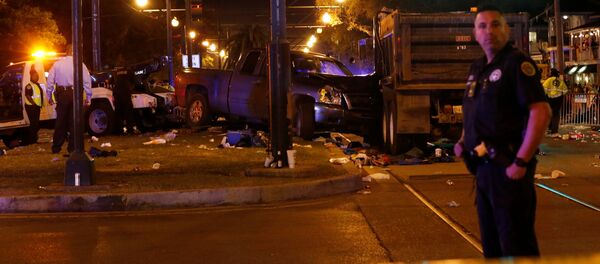 Xe lao vào đám đông tại cuộc diễu hành ở New Orleans Xe lao vào đám đông tại cuộc diễu hành ở New Orleans - Sputnik Việt Nam