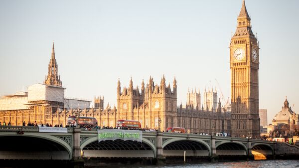 'Migrants Welcome Here' banner hanging over Westminster Bridge, London - Sputnik Việt Nam