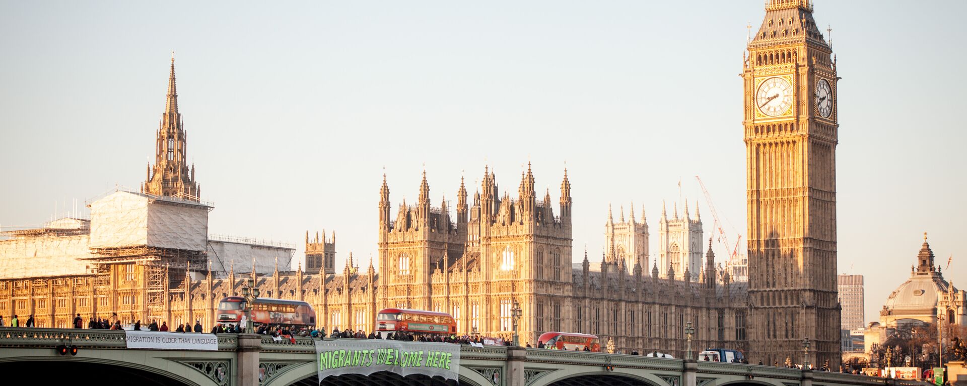 'Migrants Welcome Here' banner hanging over Westminster Bridge, London - Sputnik Việt Nam, 1920, 04.03.2022