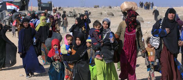 Thường dân ồ ạt chạy trốn khỏi Mosul trước đợt tấn công sắp tới của quân đội Iraq Thường dân ồ ạt chạy trốn khỏi Mosul trước đợt tấn công sắp tới của quân đội Iraq - Sputnik Việt Nam