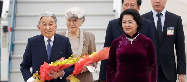 Japan's Emperor Akihito (L) accompanied by Empress Michiko are welcome by Vietnam Vice President Dang Thi Ngoc Thinh at Hanoi airport in Vietnam - Sputnik Việt Nam